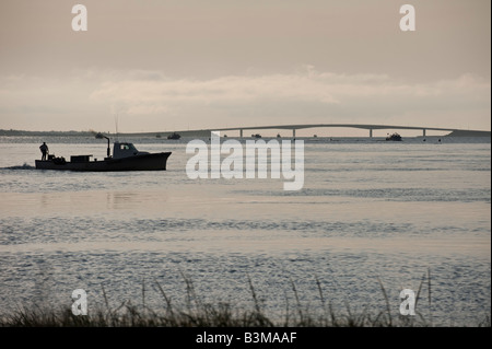 Una lobster boat esce dalla collina di piccione, Lameque Island, New Brunswick, Canada per controllare le trappole Foto Stock