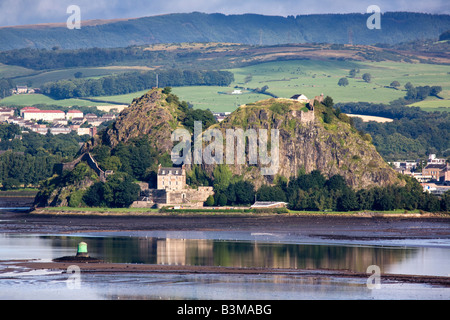 Dumbarton Rock e Dumbarton castle sul fiume Clyde, Scozia. Foto Stock