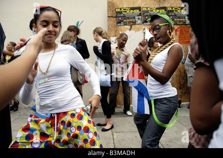 I giovani ballare carnevale di Notting Hill 2008 Foto Stock