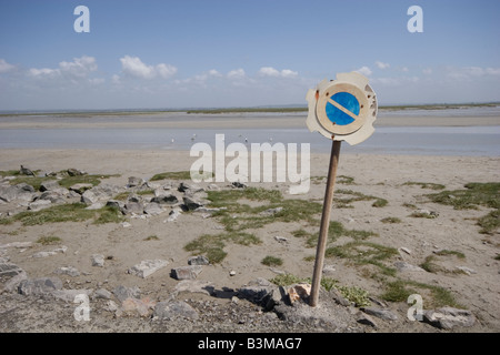Sbiadita nessun parcheggio cartello stradale a fianco di mare in Bretagna Francia Foto Stock