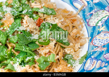 Spaghetti con tofu formaggio cavolfiore di pomodoro e rucola Foto Stock