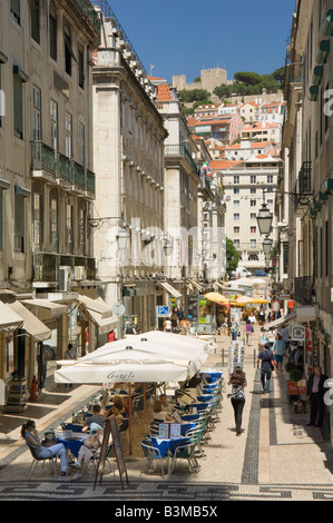 Portogallo Lisbona, la Rua Santa Justa nel quartiere di Baixa, con un ristorante di strada e scorcio del castello di Sao Jorge Foto Stock