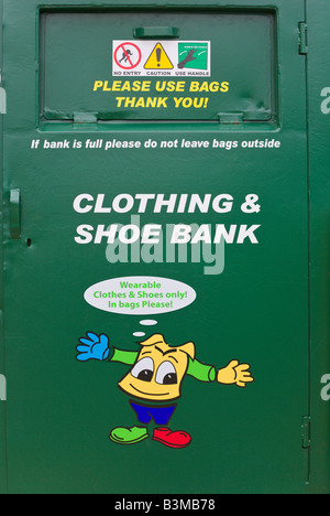 Cassonetto di raccolta per capi di abbigliamento e calzature, Inghilterra Foto Stock