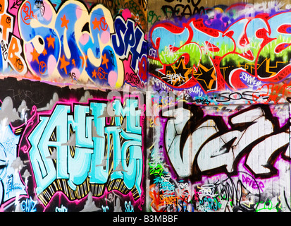 Vari tag graffiti su un muro ideale per un ambiente urbano o sfondo grunge Foto Stock