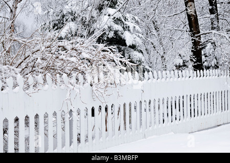 Recinzione in winter park coperta di neve fresca Foto Stock