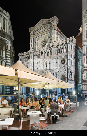 Ristorante in Piazza San Giovanni di fronte alla Basilica di Santa Maria del Fiore (il Duomo), Firenze, Toscana, Italia Foto Stock