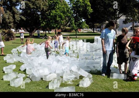 Arte concettuale progetto sotto forma di una parete di ghiaccio è stato costruito in Westchester, Los Angeles, California, 26 aprile 2008 Foto Stock