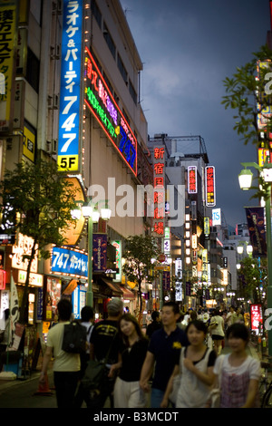 Il centro di Tokyo Giappone, vicino alla stazione di Shinjuku, notte Foto Stock