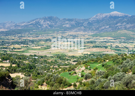 Vista in elevazione dei circostanti terreni agricoli dall'Acropolis Hill in Tlos, un antico Lycian città nel sud-ovest della Turchia moderna. Foto Stock