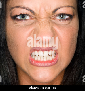 Giovane donna a denti stretti, close-up, ritratto Foto Stock