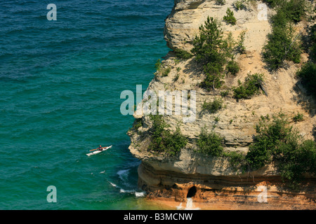 Il Miners Castle Lake Superior Munising Upper Peninsula, negli Stati Uniti, un uomo che va in kayak dall'alto, osserva la vita quotidiana degli Stati Uniti ad alta risoluzione Foto Stock