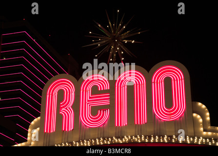 Il segno illuminata che si inarca su Virginia Avenue nel centro di Reno, Nevada USA (legge "Reno") Foto Stock