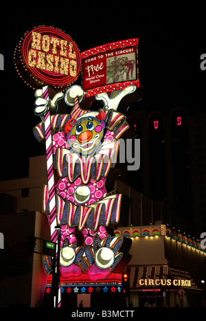 Una coloratissima clown segno di notte davanti a 'Circus Circus' a Reno in Nevada, USA. Foto Stock