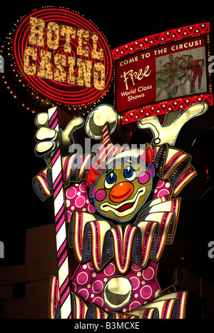 Una coloratissima clown segno di notte davanti a 'Circus Circus' a Reno in Nevada, USA. Foto Stock