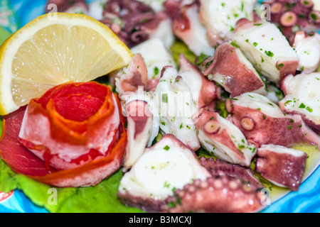 Fresca insalata di polipo con limone olio d'oliva e prezzemolo Foto Stock