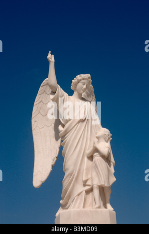 Un monumento di pietra tombale di un angelo e il bambino in un cimitero vicino a Figueira da Foz,Portogallo. Foto Stock