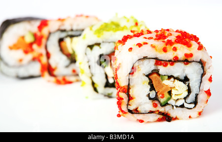 Una linea di California rotoli tale noto anche come uramaki sushi Foto Stock