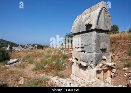 Sarcofago romano vicino all'Arco di modesto in Patara, antica città Lycian a Antalya provincia della Turchia moderna. Foto Stock