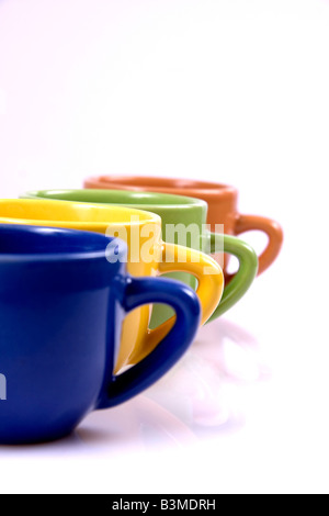 Isolato colorate tazze di caffè Foto Stock