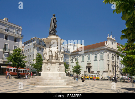 Portogallo Lisbona il Largo Luis de Camoes square statua del poeta e tram nel quartiere Bairro Alto Foto Stock