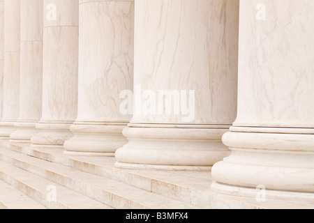 Pietra di marmo colonne in una riga e passaggi, ideale per sfondo classico Foto Stock