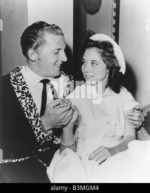 JERRY LEE LEWIS noi musicista rock con la moglie Myra nel 1958 Foto Stock