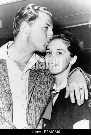 JERRY LEE LEWIS noi musicista rock con la moglie Myra nel 1957 Foto Stock