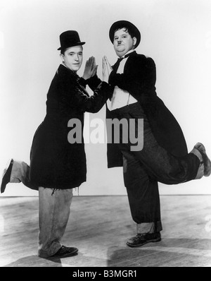 LAUREL E HARDY noi film comici con Stan Laurel a sinistra e Oliver Hardy Foto Stock