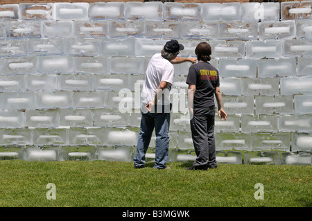 Arte concettuale progetto sotto forma di una parete di ghiaccio è stato costruito in Westchester, Los Angeles, California, 26 aprile 2008 Foto Stock