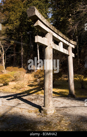 Un gate dei tori al Santuario Toshogo di Shogun Tokugawa Ieyasu in Nikko, Giappone. Il cancello reca il simbolo del trifoglio di Ieyasu. Foto Stock