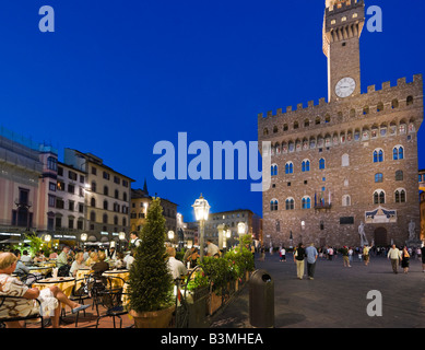 Cafe di notte davanti a Palazzo Vecchio in Piazza della Signoria, Firenze, Toscana, Italia Foto Stock