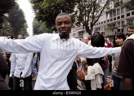 Ballare in strada laterale carnevale di Notting Hill Foto Stock