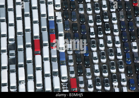 Auto e furgoni schierate a Southampton docks. Foto Stock