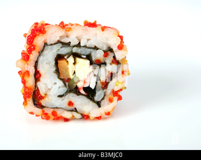 Un uramaki California Roll sushi con caviale colorato su uno sfondo semplice Foto Stock