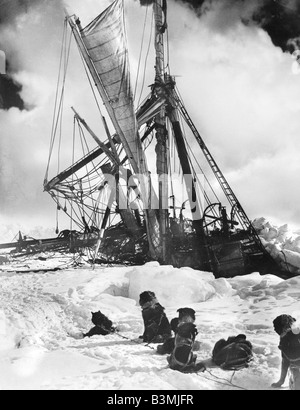 SIE Ernest Shackleton la nave Endurance è infine schiacciato dal ghiaccio nel maggio 1914. Foto: Frank Hurley Foto Stock