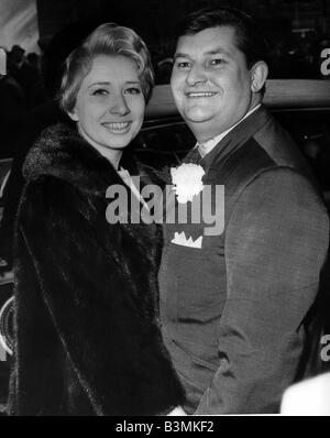 Joe Baker comico 1965 comico Joe Baker sposato attrice Anne lloyd che riproduce il personale infermiere Jane Beattie in ITV s Emergency Ward 10 DM Tom RE 4 11 165 Foto Stock