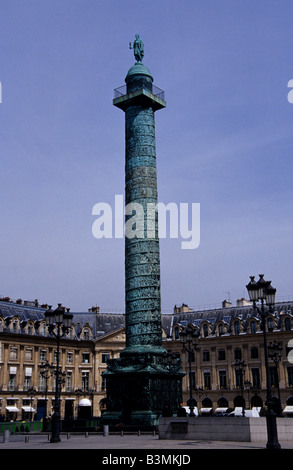 Francia Paris Colonne Vendome raffigurante Napoleone come un imperatore romano sorge nel quartiere alla moda di Place Vendome a Parigi Foto Stock