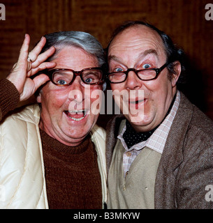 Il comico Ernie sapienti con il suo aiutante Eric Morecambe nel loro heydey Agosto 1984 mirrorpix Foto Stock