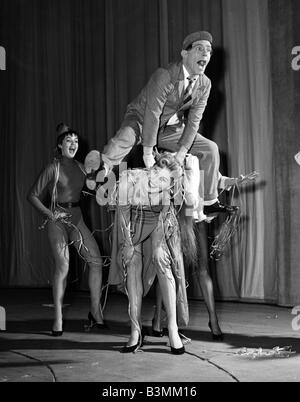 Il comico Norman saggezza con membri del cast del suo pantomime la lampada meravigliosa 1956 mirrorpix Foto Stock