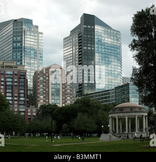 Colpo di Il Parkman Memorial Bandstand a Boston Common guardando verso 170 Tremont Street Foto Stock