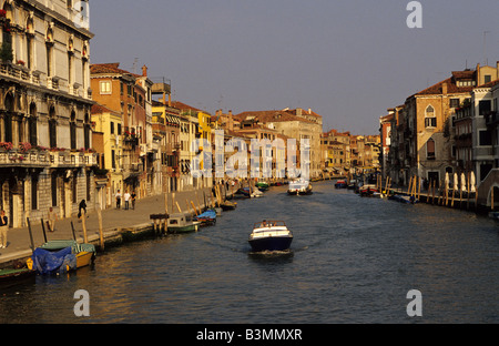 Italia Venezia cercando lungo il Canale di Cannaregio a Venezia Foto Stock