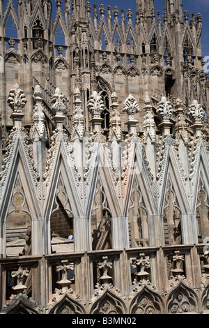 Italia Milano lavori ornamentali in pietra del tetto sul Duomo di Milano Foto Stock