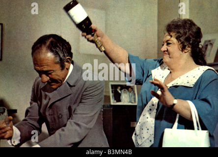 Portare sull amore 1970 Rank film con Hattie Jacques e Sid James Foto Stock