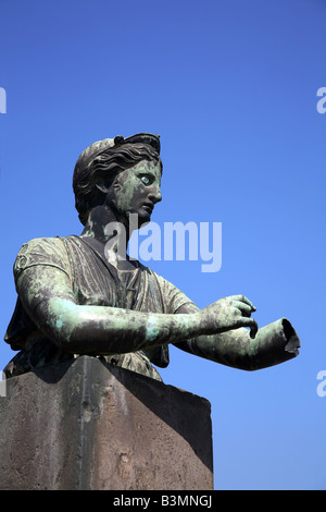 Italia Campania Pompei statua in bronzo di Diana cacciatrice nel Tempio di Apollo a Pompei Foto Stock