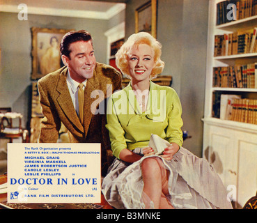 Dottore in amore 1960 Rank film con Carole Lesley e Michael Craig Foto Stock