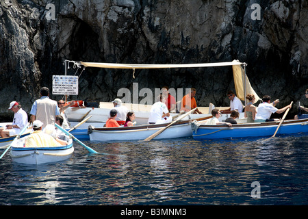 Italia Campania Capri turisti in procinto di entrare nella Grotta Azzurra Grotta Azzurra Foto Stock