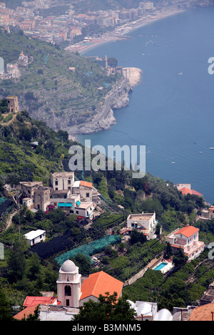 Italia Campania Ravello guardando giù per la costa di Amalfi Ravello Foto Stock