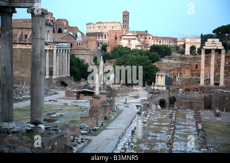 Italia Lazio Roma Il Foro Romano la sera senza la folla quotidiana Foto Stock