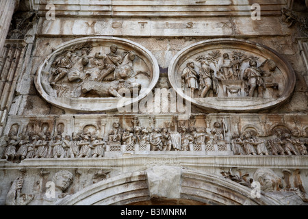Italia Lazio Roma La sezione superiore dell'Arco di Costantino a Roma Foto Stock
