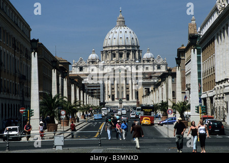 Italia Roma Vaticano cercando fino in Via della Conciliazione verso la Basilica di San Pietro Foto Stock